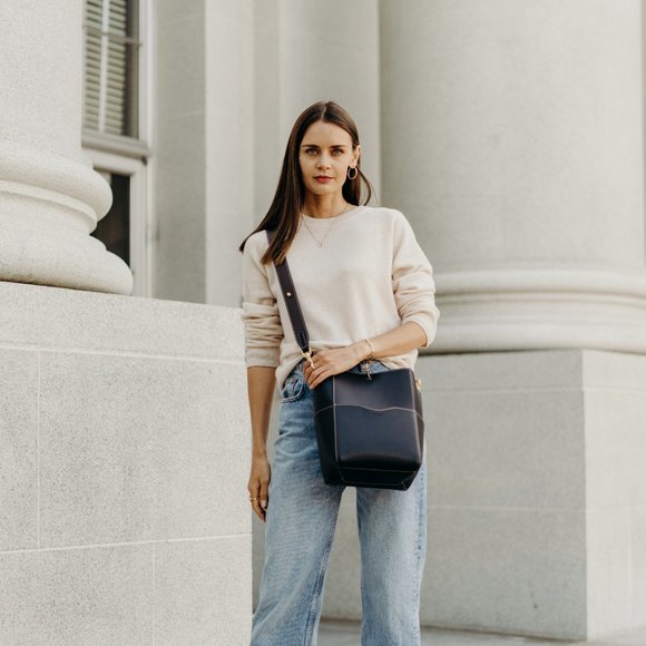 😍 The Jordan Leather Bucket Bag - Black - Picture 6 of 17